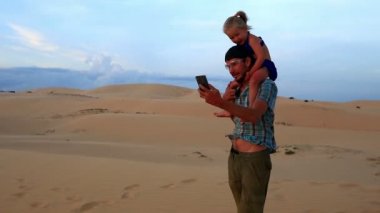 Babası tutan kız kabuklarıyla Selfie yapar  