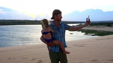 Babası tutan kız kabuklarıyla Selfie yapar  