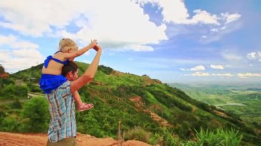 Babası tutan kız Vadisi tarafı açık