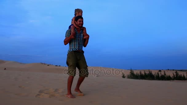 Отец прыгает с маленькой девочкой на плечах — стоковое видео