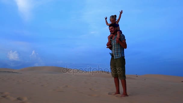 Père saute avec une petite fille sur les épaules — Video