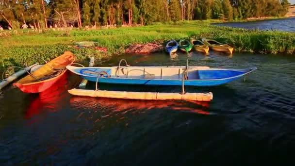 Barcos flutuam no cais de madeira no lago — Vídeo de Stock