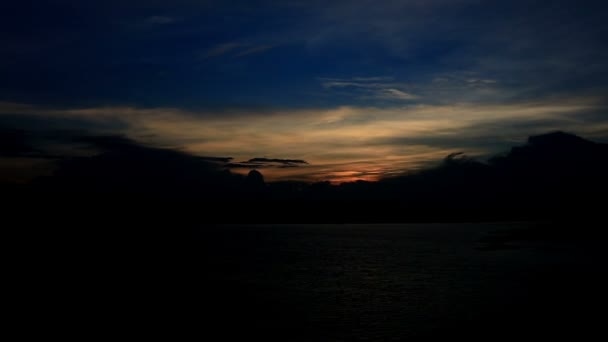 Panorama del lago oscuro sotto il cielo al tramonto — Video Stock