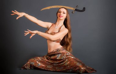 Dansöz Saber ile baş ve kamerası eller sağ üzerinde oturur