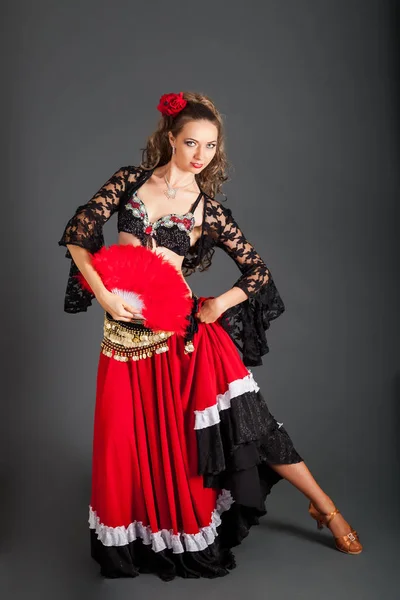 Dançarino encantador no traje de Flamenco Poses com ventilador vermelho na mão — Fotografia de Stock