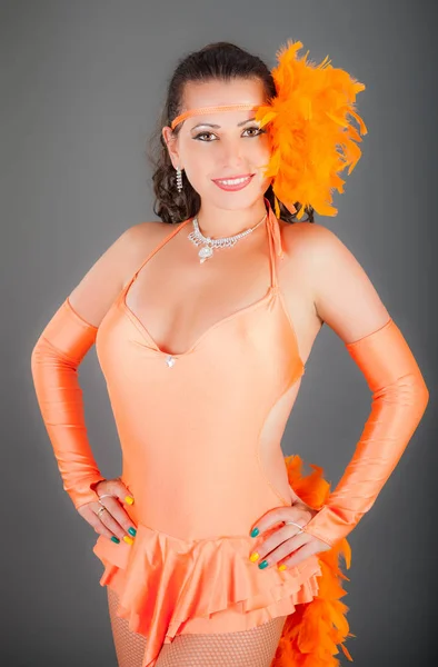 Portrét krásné bruneta Lady karneval Orange kostým — Stock fotografie