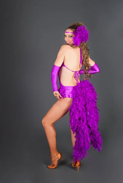 Bella ragazza in costume viola balla in studio — Foto Stock