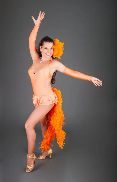 Brünette Frau im Karnevalskostüm tanzt im Fotostudio — Stockfoto