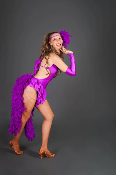 Belle fille en costume violet Poses en studio — Photo