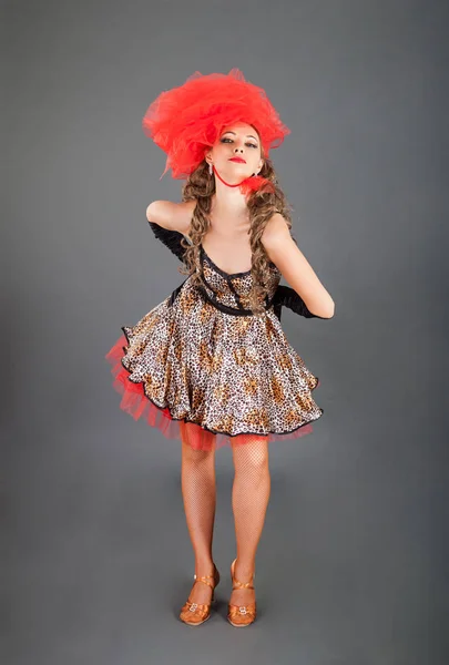 Mujer encantadora en vestido brillante posa en el estudio de fotos —  Fotos de Stock