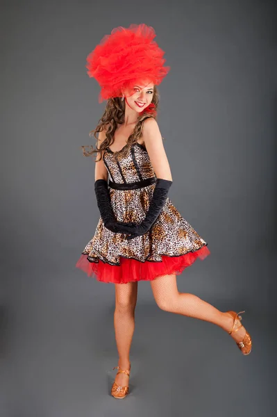 Brunette dançarina em vestido de carnaval Poses no estúdio de fotos — Fotografia de Stock