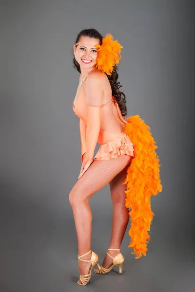 Nainen Frank Orange puku Poses Sideway tumma tausta — kuvapankkivalokuva