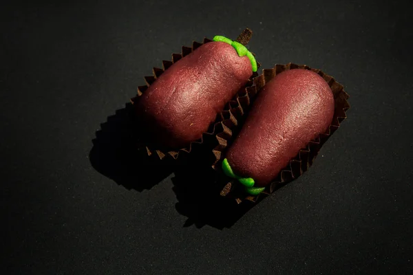 Nahaufnahme zwei auberginenförmige Bonbons aus Marzipan — Stockfoto