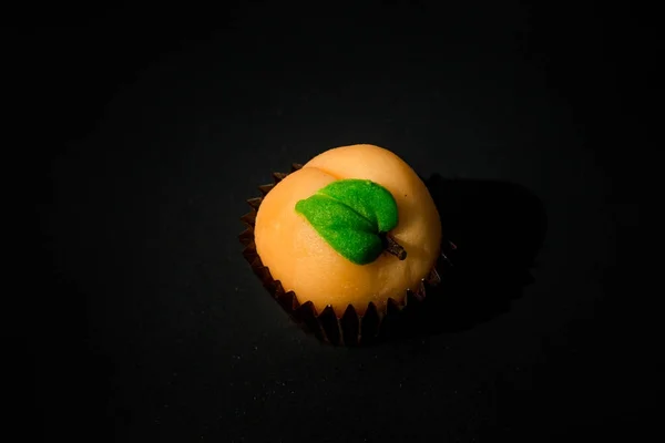 Bir şeftali yaprak yeşil badem ezmesi yapılan şeker şeklinde — Stok fotoğraf
