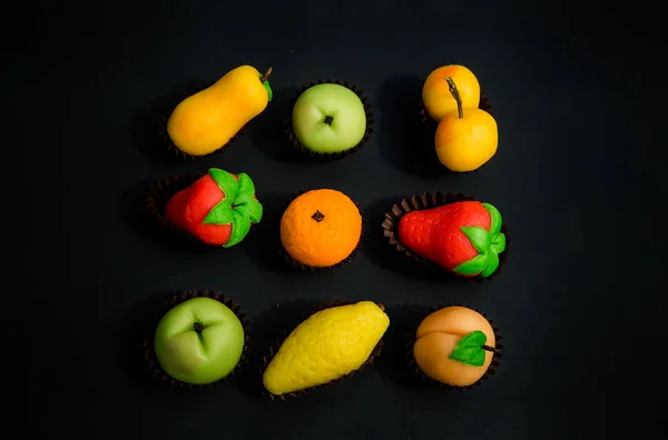 Surtido de frutas en forma de caramelo hecho de mazapán de azúcar —  Fotos de Stock