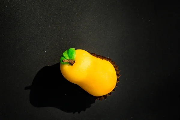 Una hoja verde pera amarilla en forma de caramelo hecho de mazapán —  Fotos de Stock