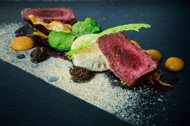 kavrulmuş et püresi ve sos ile dekore edilmiş iki adet