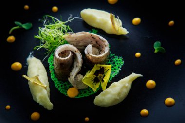 patates püresi ve Sarı sos ile dekore edilmiş kapatmak balık