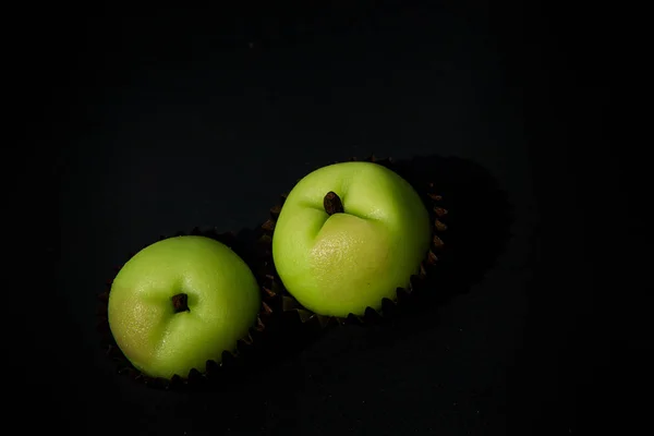 Dos pequeñas manzanas verdes en forma de caramelo hecho de mazapán —  Fotos de Stock