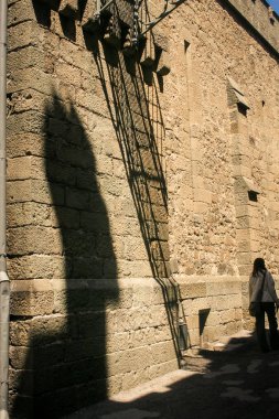 Kırım Ukrayna bahar Vorontsov sarayda küçük metal dantelli Bridge'den kumtaşı duvarda closeup gölge