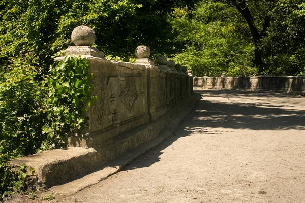 taş duvar ve yürüyüş-yol park Vorontsov Sarayı'bahar Kırım Ukrayna