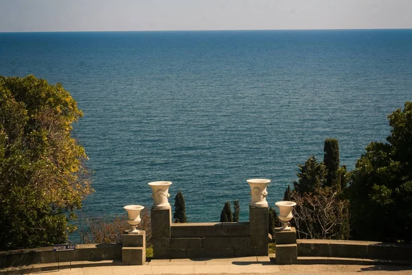 Vorontsov palace park mermer vazo karşı bahar Crimea masmavi deniz güneş ışığı altında