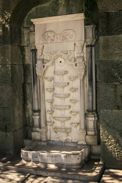 Closeup Malé Vertikální Mramorové Fontány Kamenné Stěně Park Voroncovův Palác — Stock fotografie