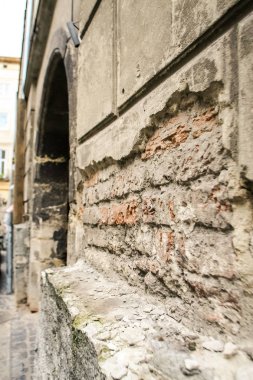 Soyulmuş tuğla duvar asırlık evde kapı kemer ile