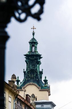 Closeup eski koyu yeşil Katolik kilise çan kulesi