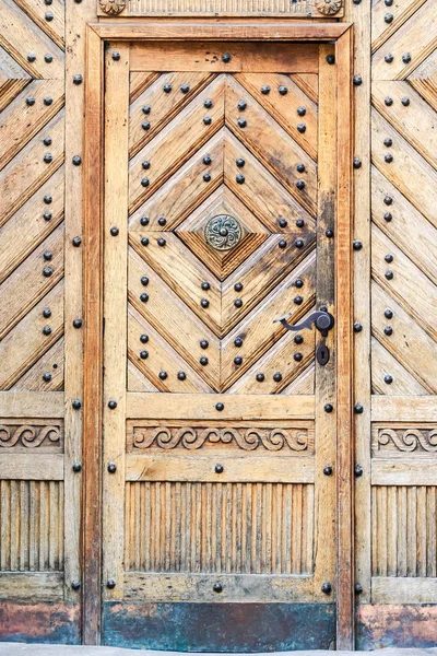 Décor métallique de porte ajourée en bois brun ancien — Photo