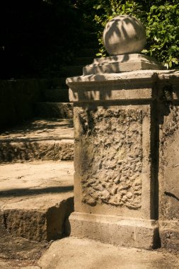 taş duvar ve yürüyüş-yol park Vorontsov Sarayı'bahar Kırım Ukrayna