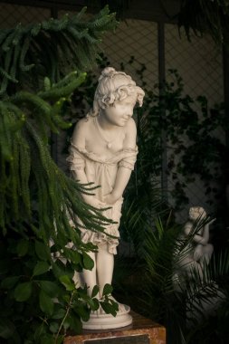 Kırım Vorontsov Sarayı yan görünüm eski küçük kız hafif beyaz mermer heykel ağaç karanlık Park yakınındaki yaşlı