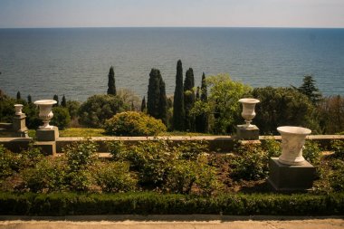 MERMER VAZO ve selvi bahar masmavi denizde karşı Kırım Vorontsov palace park