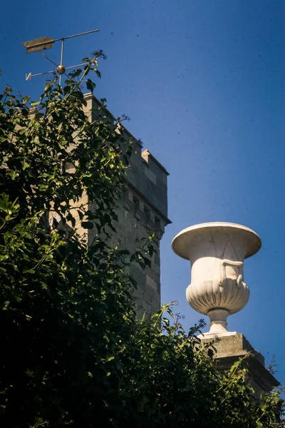 Velký Bílý Mramor Stojí Postranní Rohové Věži Zastíněné Povětrnátkem Střeše — Stock fotografie