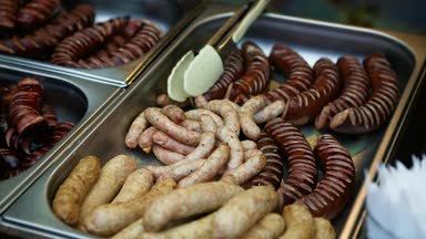 sokak gıda pazarında çeşitli ızgara sosis bolluğu