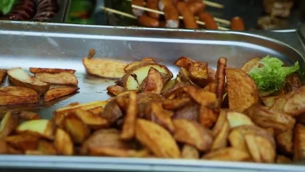 Closeup Πανόραμα Σπιτικές Τηγανητές Πατάτες Στην Αγορά Φαγητό Του Δρόμου — Αρχείο Βίντεο