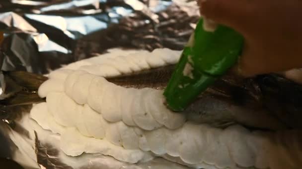 Χέρια Του Μάγειρα Διακοσμημένα Ωμό Μεγάλο Ψάρι Μους Αλάτι Για — Αρχείο Βίντεο