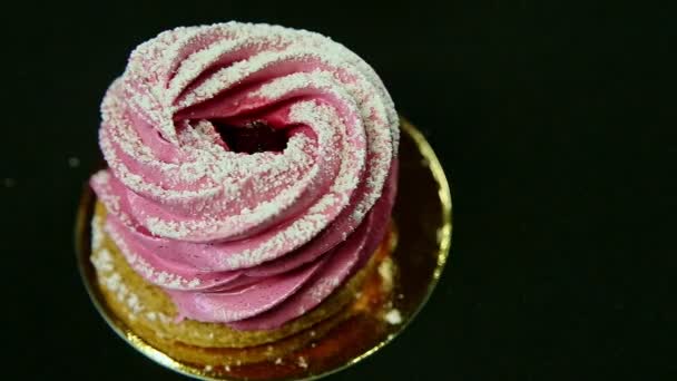 特写自制的粉红色风饼干躺在黑色背景 — 图库视频影像