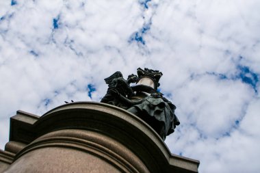mavi gökyüzü ve beyaz Cumulus bulutlar karşı aşağı aşağı sütun anıt çekim eğimli fotoğraf