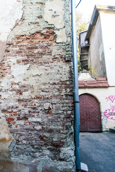 Primer Plano Antigua Pared Ladrillo Pelado Roto Casa Antigua Con — Foto de Stock