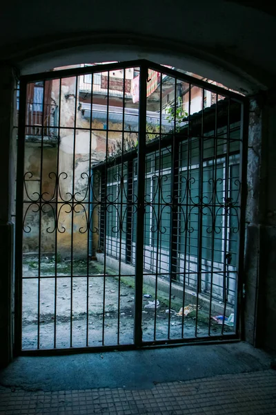 Pequeño Patio Ciudad Con Paredes Ladrillo Casas Antiguas Través Metal — Foto de Stock