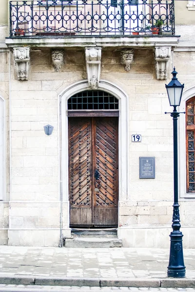 balkon yukarıdaki ve şehir fener kutup ızgara demir dantel ile şehir evde asırlık ahşap kapı