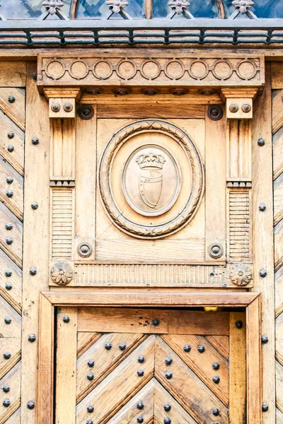 Closeup Idade Idade Luz Marrom Madeira Fretwork Porta Com Decoração — Fotografia de Stock