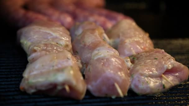 Closeup råt kød steges på grill – Stock-video