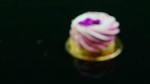 Closeup růžový vánek na černém pozadí — Stock video