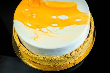 closeup misk misk Kek pasta siyah ayna arka plan üzerinde beyaz ve sarı sır ile kaplı