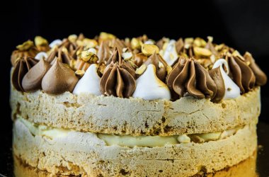 Çift katmanlı Kiev kek bol çikolatalı krema ve fındık yatay görünüm ile dekore edilmiş