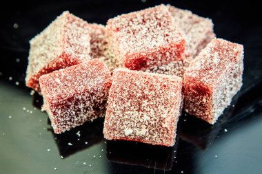 siyah ayna arka plan şekerle kaplanmış koyu kırmızı ev yapımı reçel