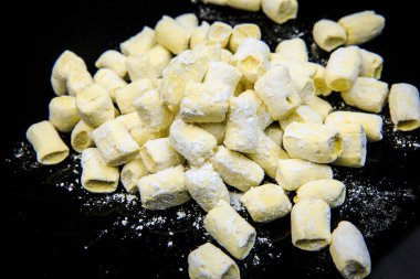 siyah ayna arka plan yatay görünümünde pudra şekeri ile el yapımı beyaz krema