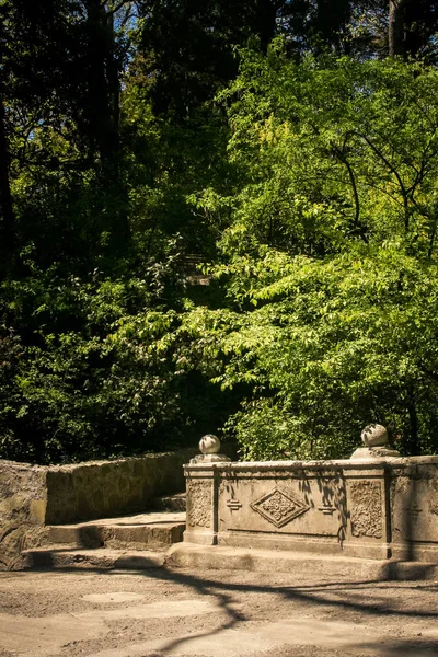 Pared Piedra Sendero Parque Del Palacio Vorontsov Crimea Ucrania Primavera — Foto de Stock